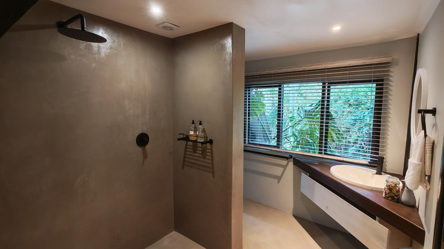 Bathroom 2, Tube n Axe Lodge and Backpackers, Cacadu