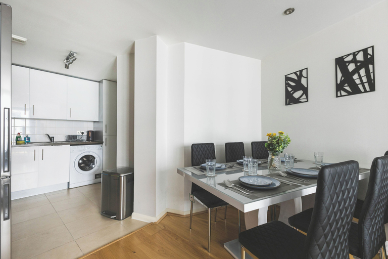 Private kitchen 5, Deluxe Two-Bedroom Vauxhall Apartment, London