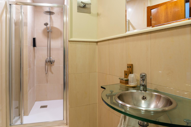 Bathroom 5, Hotel Ateneo, Madrid