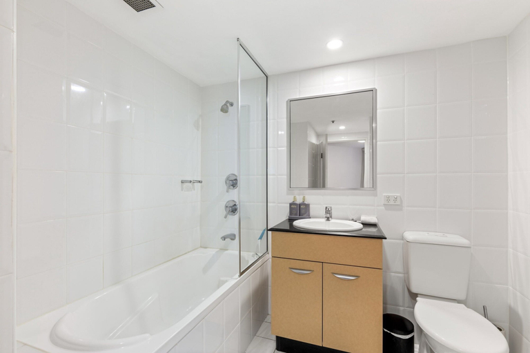 Bathroom, Beachside Studio With Pool and Gym Access, Sutherland Shire - East