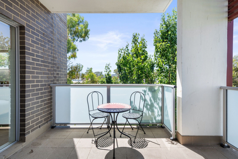 Balcony 3, Relaxed 2br, 2bth Apartment With Balcony & Parking, Canberra