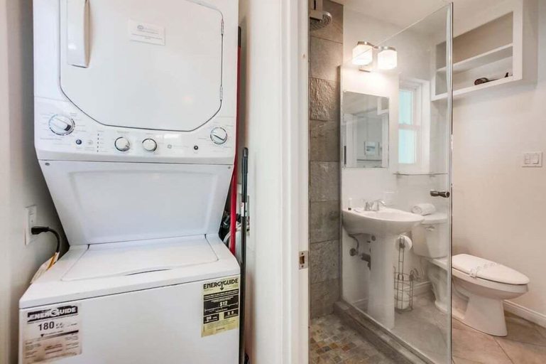 Bathroom 3, Manhattan Shores 1C, San Diego