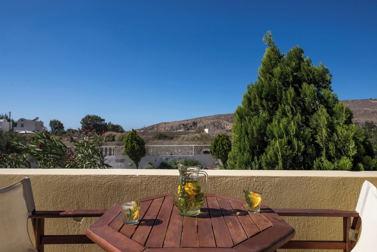 Outdoor dining 5, 1-bed Apt at Bella Santorini, Near Perivolos Beach, South Aegean