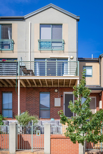 Others 1, Snug 2-bed Townhouse Near Bustling Shops, Melbourne