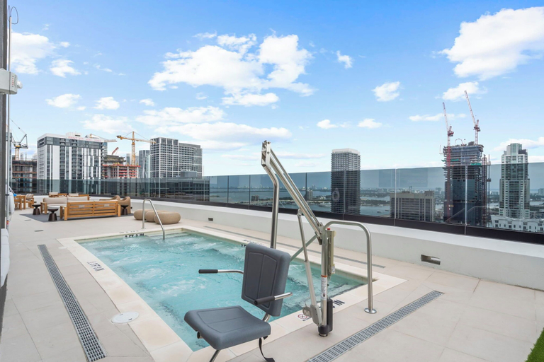 Pool 5, 225 N Distric Building - Miami location - We Host, Miami-Dade
