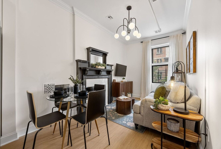 Interior 5, 3 Bedroom Brownstone Near Subway & Columbia Uni, New York