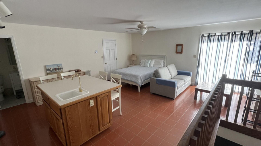 Room 3, Dogwood Treehouse 4 Bedroom Home by RedAwning, Carteret