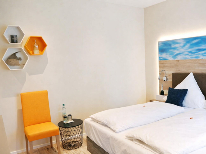 Room 2, Bernsteinsee Hotel and Ferien Room With Balcony, Gifhorn