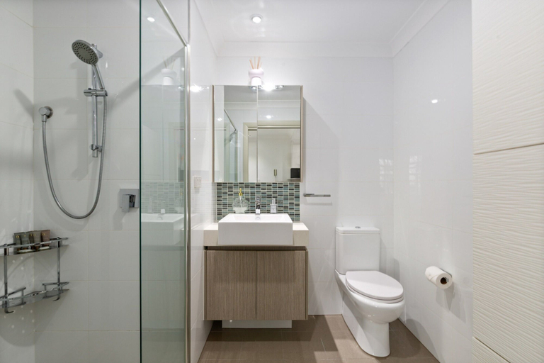 Bathroom 4, Spacious 3-bed Apartment in the Heart of St Ives, Sydney