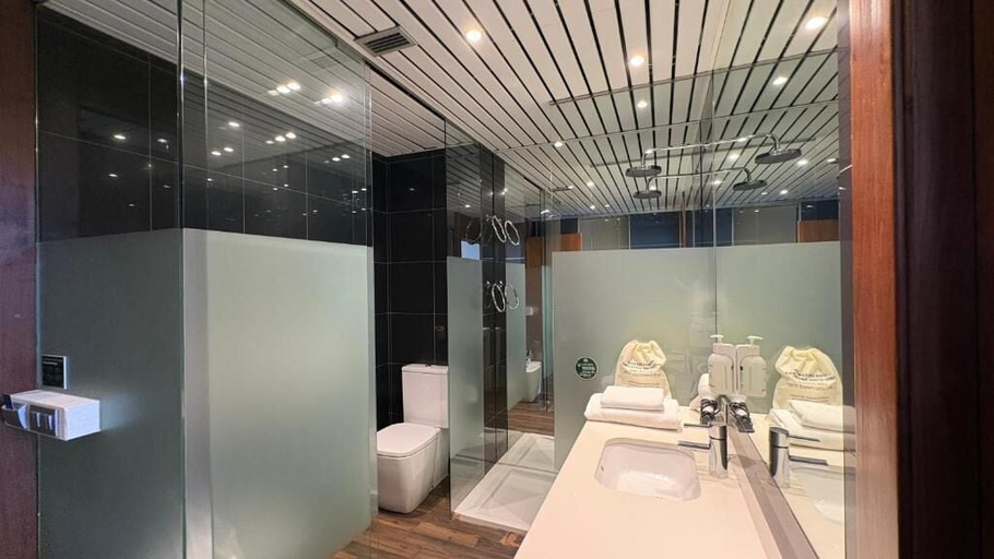 Bathroom 3, B&B HOTEL Burgos, Burgos