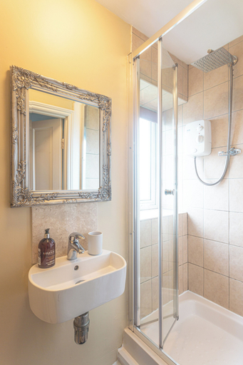 Bathroom 4, Smarties Guest House, Cornwall