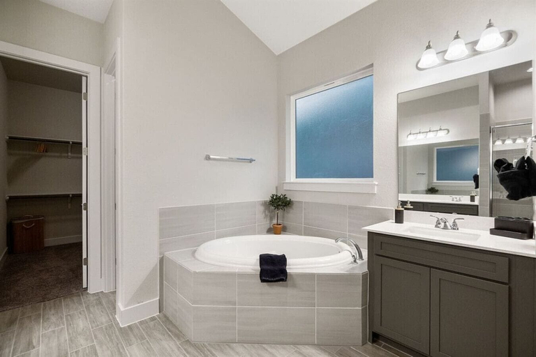 Interior 5, Modern and lux 4B House With Office, 20 min to DT, Travis