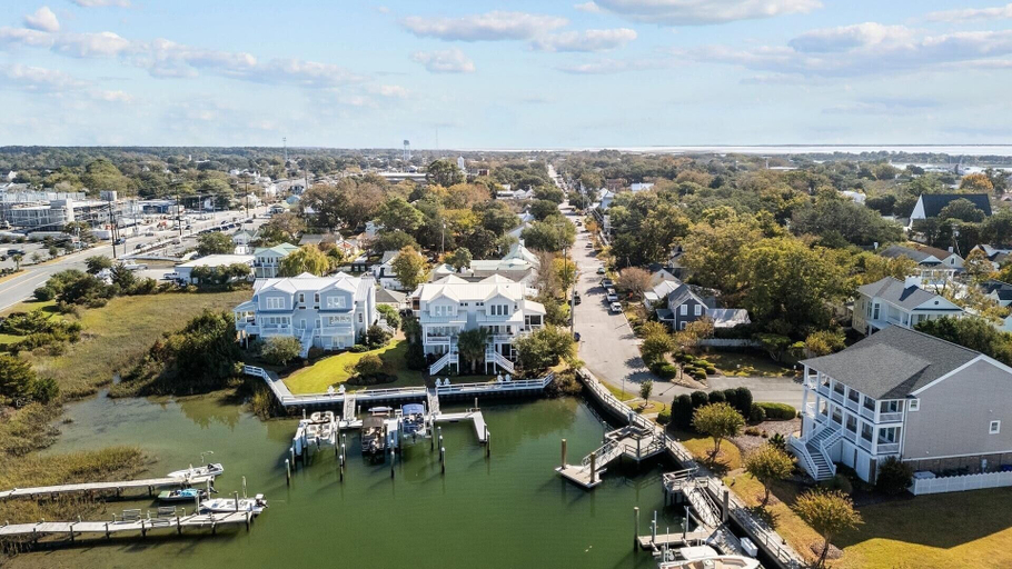 Marina 5, Bridgeview On Broad 1 Bedroom Home by RedAwning, Carteret
