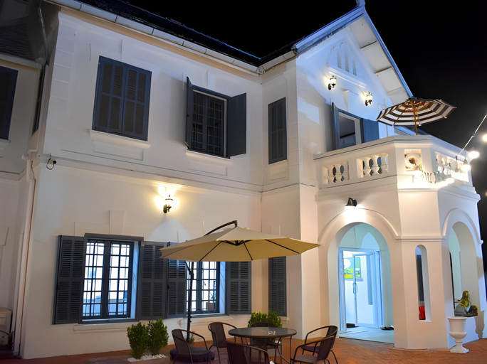 Exterior & Views
