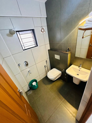 Bathroom, HOTEL NUJOOM, Ernakulam