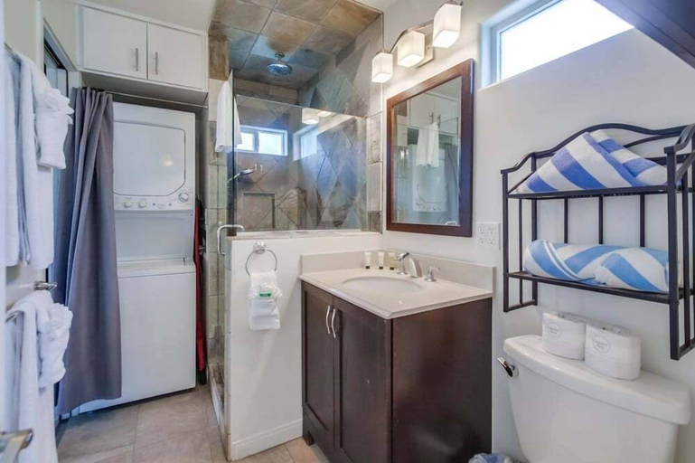 Bathroom 3, Manhattan Shores 1B, San Diego