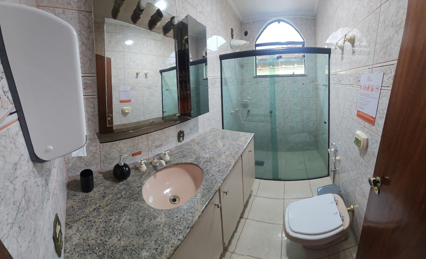 Bathroom 5, Saint Charles Hostel, São Carlos