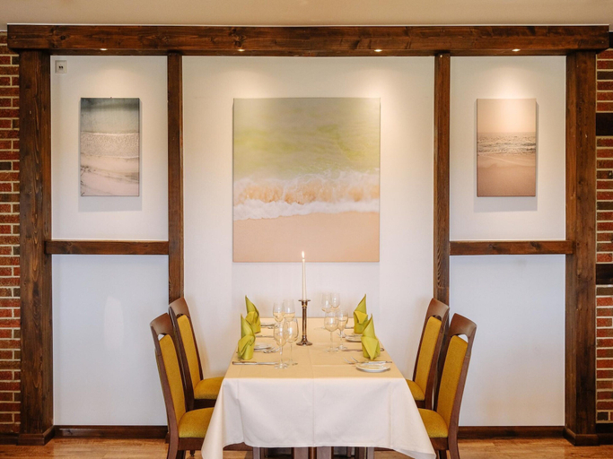 Dining 5, Bernsteinsee Hotel and Ferien Room With Balcony, Gifhorn