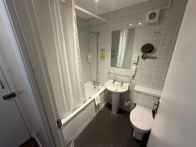 Bathroom 4, The Raven Hotel by Greene King Inns, Hampshire