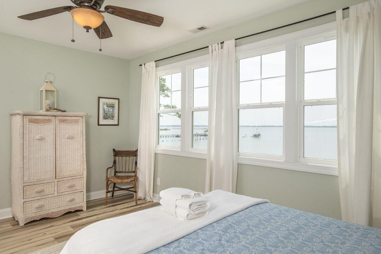 Room 5, Sunset Bay Retreat 4 Bedroom Home by RedAwning, Carteret