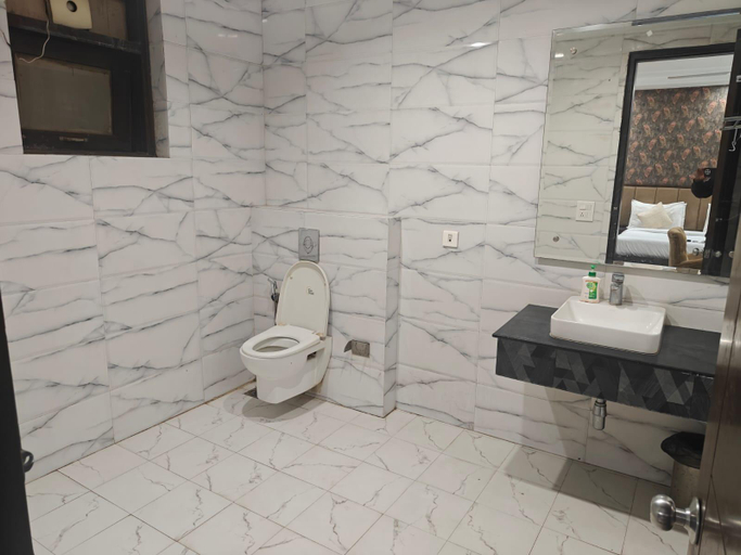 Bathroom 2, Akshay Hotel, Gurgaon