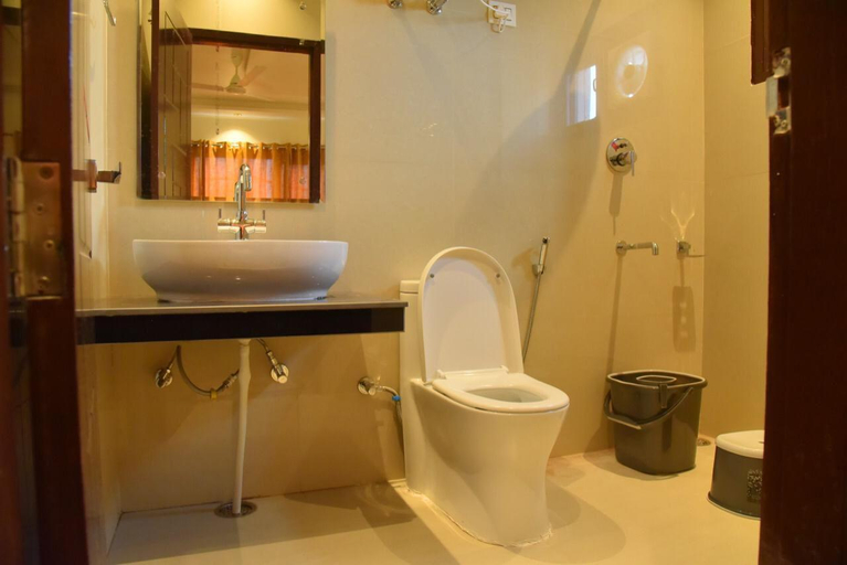 Bathroom 2, The Divine Oak Golden Leaf, Reasi