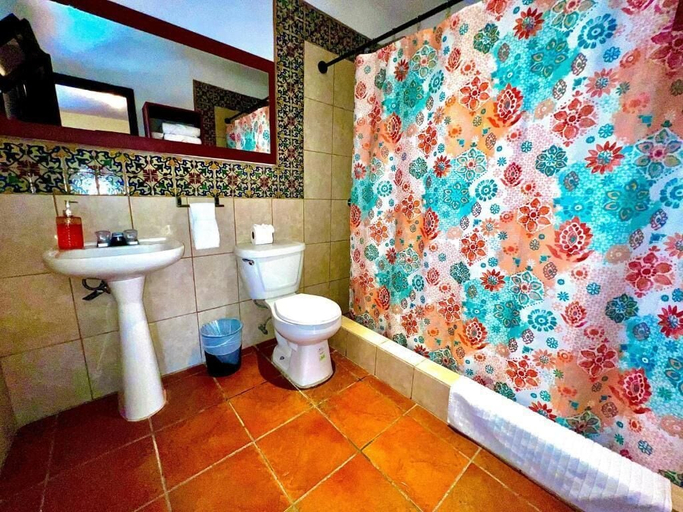 Bathroom 3, Hotel Posada Casa Santorini, Antigua Guatemala