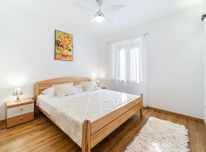 Room 5, Sutivan Sea Terrace Apartment, Sutivan