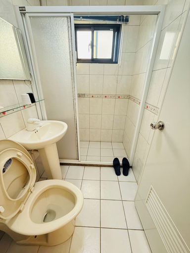 Bathroom 3, Frank's Hostel, Kinmen