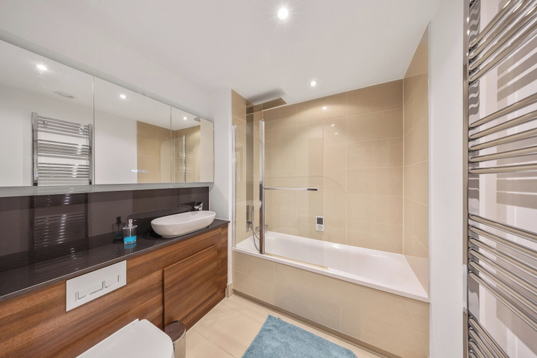 Bathroom 2, 2-bed Flat, Sleeps 4 - Parking & Wheelchair Access, Kent