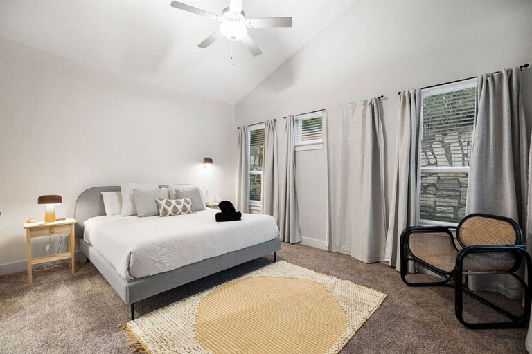 Interior 3, Modern and lux 4B House With Office, 20 min to DT, Travis
