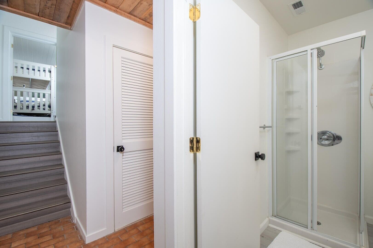 Interior 3, Ocean Grove L1 4 Bedroom Condo by RedAwning, Carteret