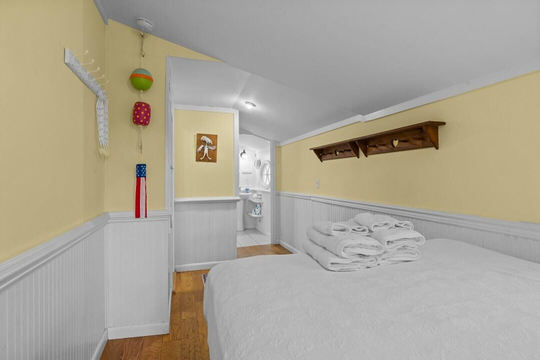 Room 5, Mr. Bennie's Cafe 2 Bedroom Home by RedAwning, Carteret
