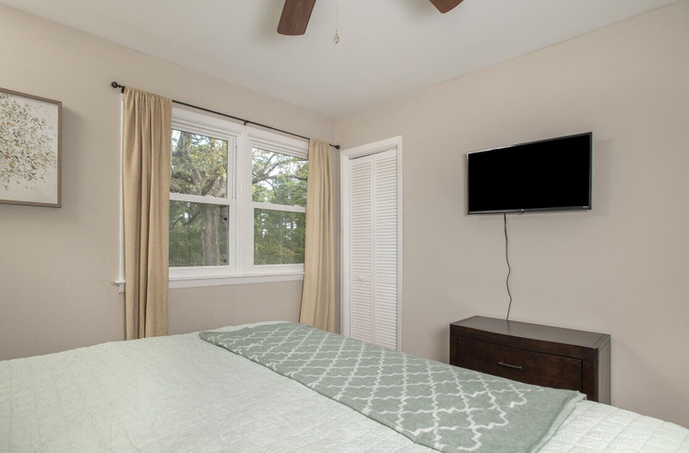Room 3, Cardinal Seas 5 Bedroom Home by RedAwning, Carteret