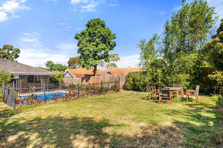 Garden, Spacious 5-bed Home With Pool in Glen Iris, Melbourne