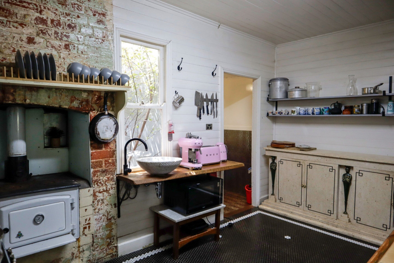 Private kitchen 3, Spacious 4-bed Home in Central Tenterfield, Tenterfield