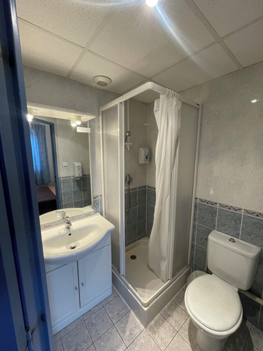 Bathroom, Hôtel & Résidence Avermes, Allier