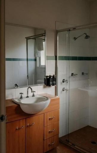 Bathroom, Emma's Cottage Vineyard, Cessnock
