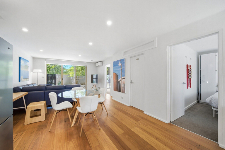Living room 3, Spacious Bright Apartment With Courtyard and BBQ, Canberra