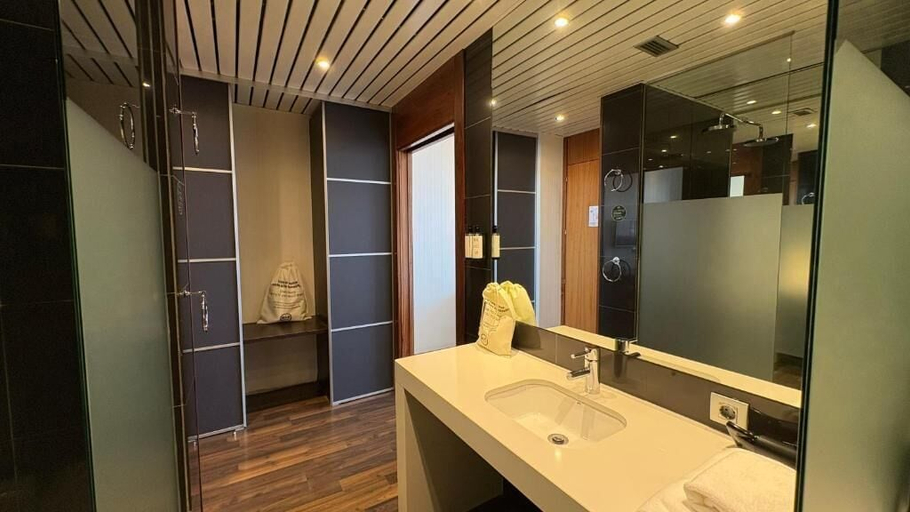 Bathroom 2, B&B HOTEL Burgos, Burgos