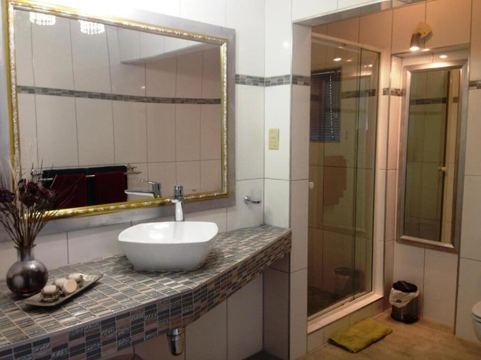 Bathroom 2, Guesthouse Terra Africa, Windhoek East