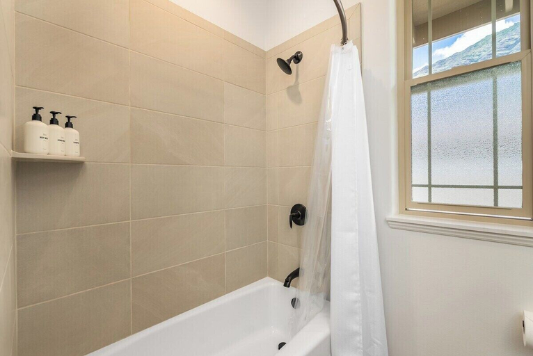 Interior 4, Marbella Lane - 7BR Home w Mountain Ocean Views, Honolulu