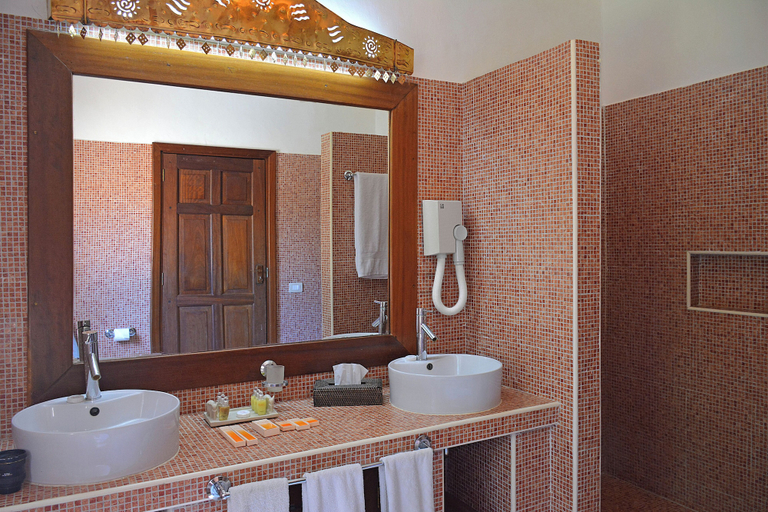 Bathroom 5, Kilili Baharini Resort & Spa, Malindi