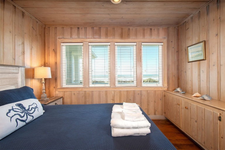 Room 3, Duneside 6 Bedroom Home by RedAwning, Carteret