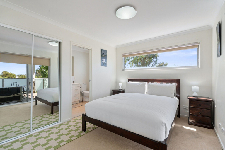 Room 2, Relaxed 2br, 2bth Apartment With Balcony & Parking, Canberra