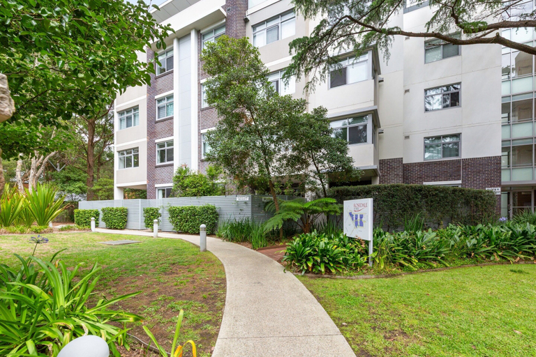 Reception, Spacious 3-bed Apartment in the Heart of St Ives, Sydney