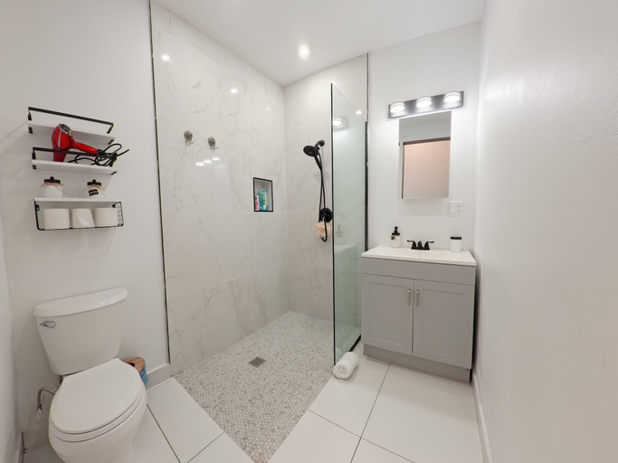 Bathroom 4, 21 North Hotel