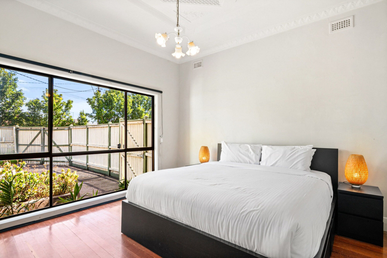Room 2, Quiet 2-bed Home in Pascoe Vale South, Melbourne