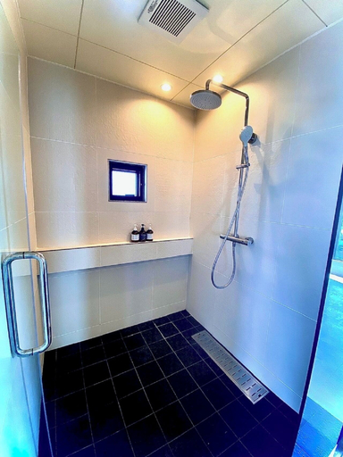 Bathroom 4, Senaha House B, Yomitan