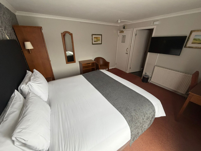 Bedroom 3, The Raven Hotel by Greene King Inns, Hampshire